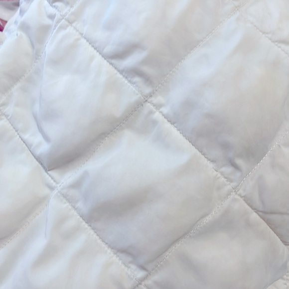 White puffy vest for girls youth ages 7-10 (S-M) Uniqlo brand has pockets - Picture 5 of 5